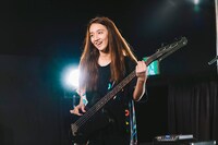 「時をかけるバンド」より、長井短演じる汐里。