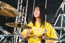 「時をかけるバンド」より、大原優乃演じる瞳子。