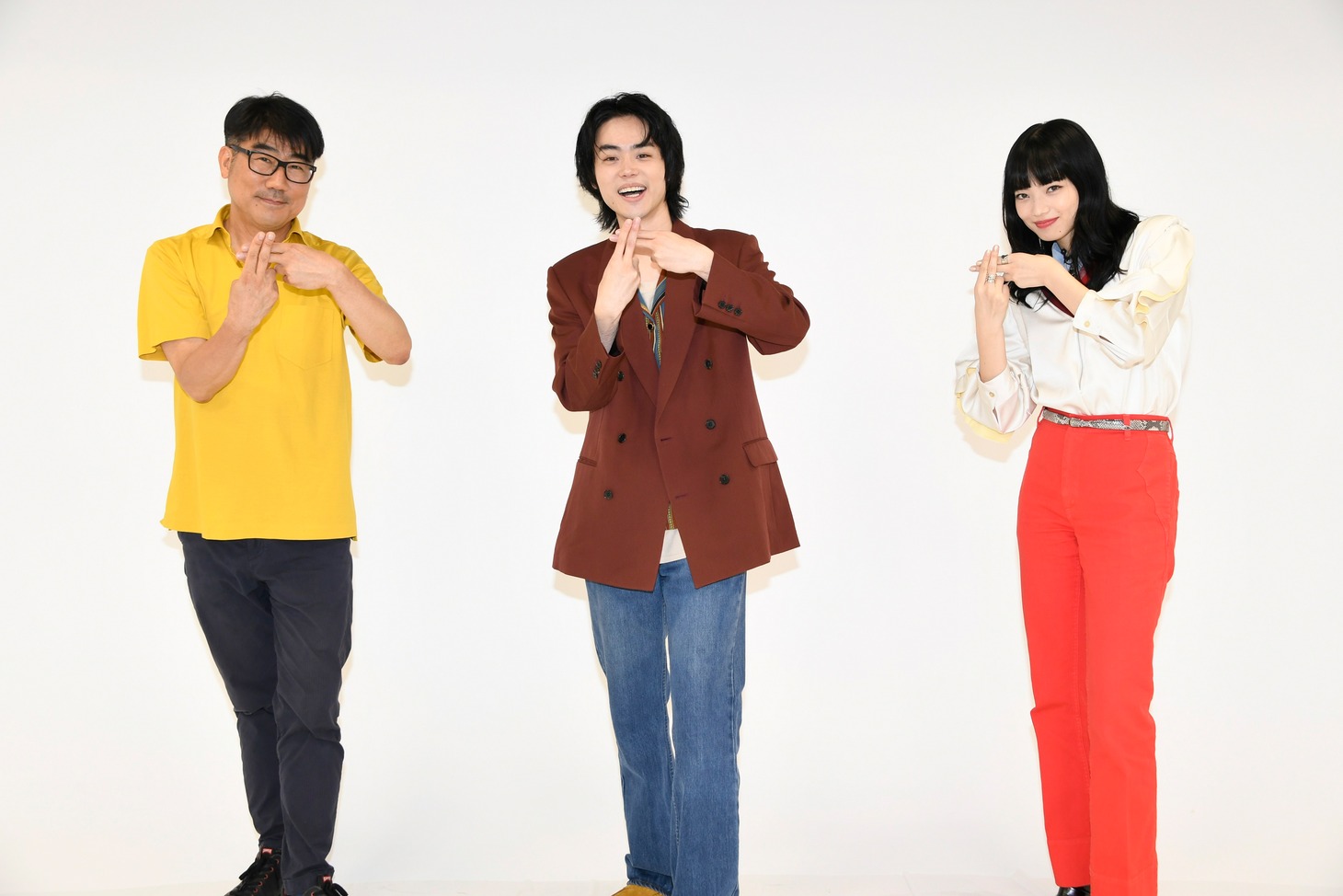 「映画『糸』×LINE LIVE 『糸』カラオケオーディションファイナリスト審査」の様子。左から亀田誠治、菅田将暉、小松菜奈。