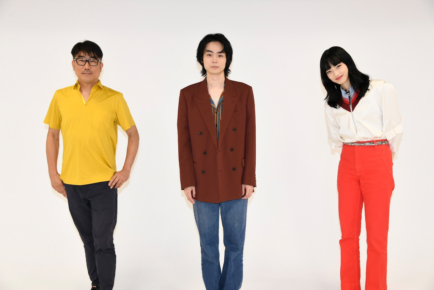 「映画『糸』×LINE LIVE 『糸』カラオケオーディションファイナリスト審査」の様子。左から亀田誠治、菅田将暉、小松菜奈。