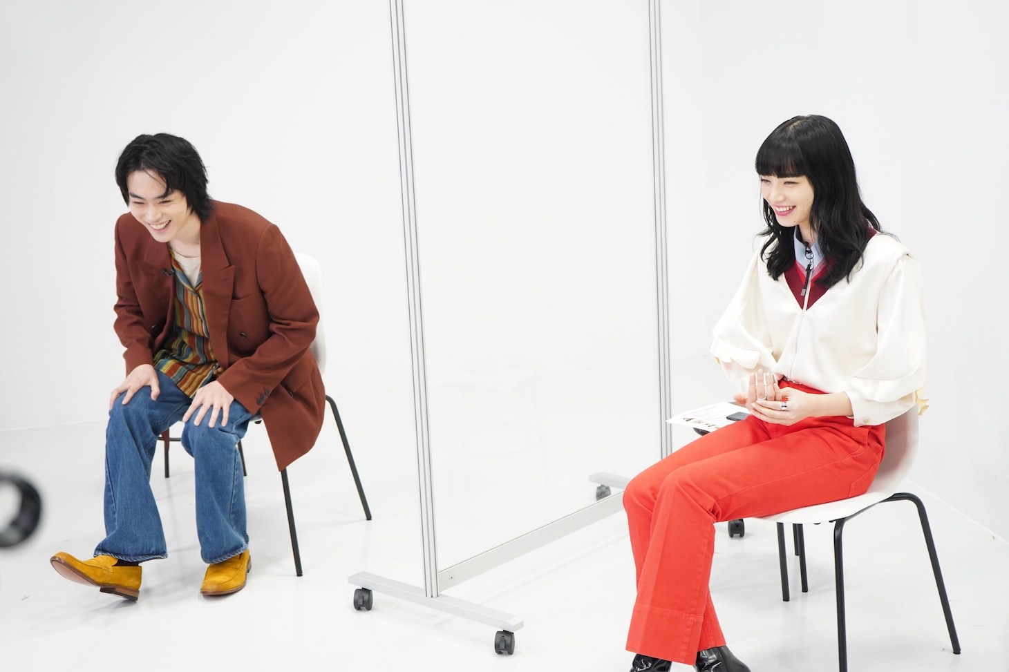 「映画『糸』×LINE LIVE 『糸』カラオケオーディションファイナリスト審査」の様子。左から菅田将暉、小松菜奈。