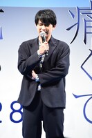 一問一答に長考する吉沢亮。