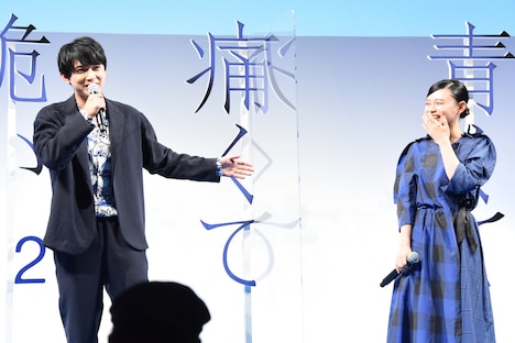 左から吉沢亮、杉咲花。
