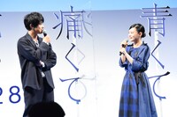 左から吉沢亮、杉咲花。