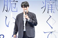 リクエストされた体育の先生を演じる吉沢亮。