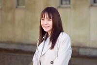 高校教師・小柳沙織役の小島藤子。
