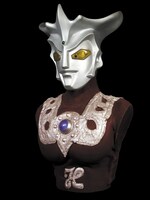 ウルトラマンレオの胸像。
