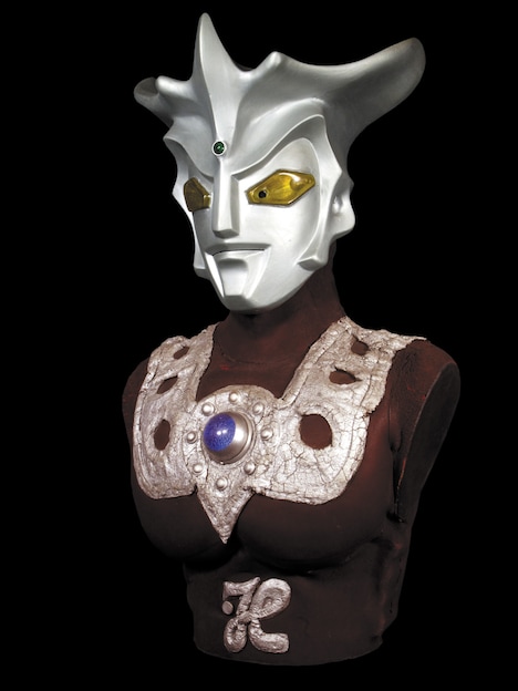 ウルトラマンレオの胸像。