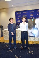 左から外山文治、村上虹郎。