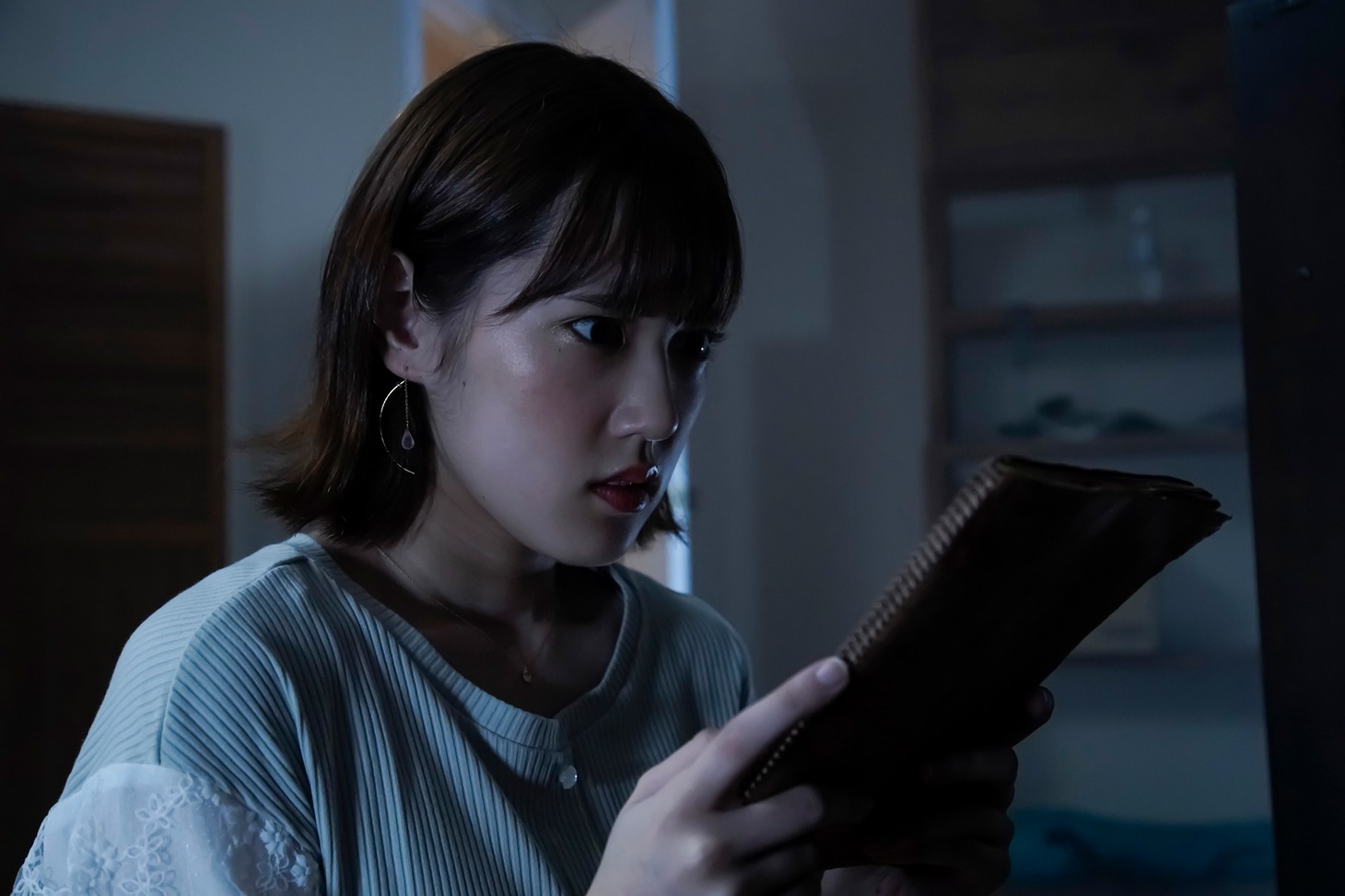 「本の匂いを嗅ぐ」