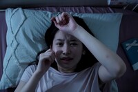 「高笑いする女」