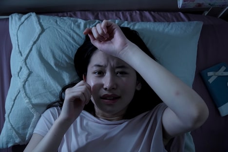 「高笑いする女」