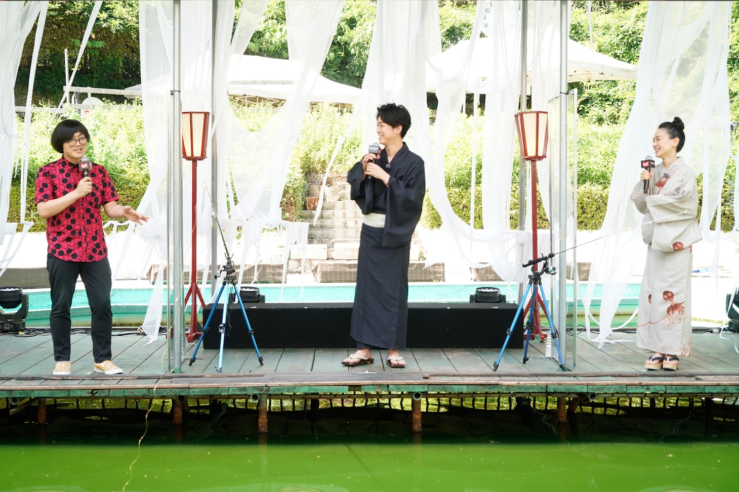 左から松原タニシ、亀梨和也、奈緒。