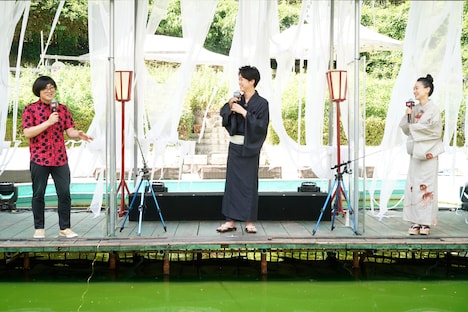 左から松原タニシ、亀梨和也、奈緒。