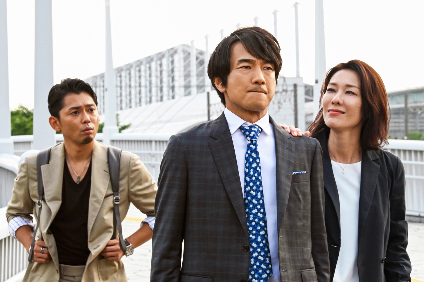 左から今井翼演じる河合ケンタ、眞島秀和演じる小路三貴、山本未來演じる武林穂歩。