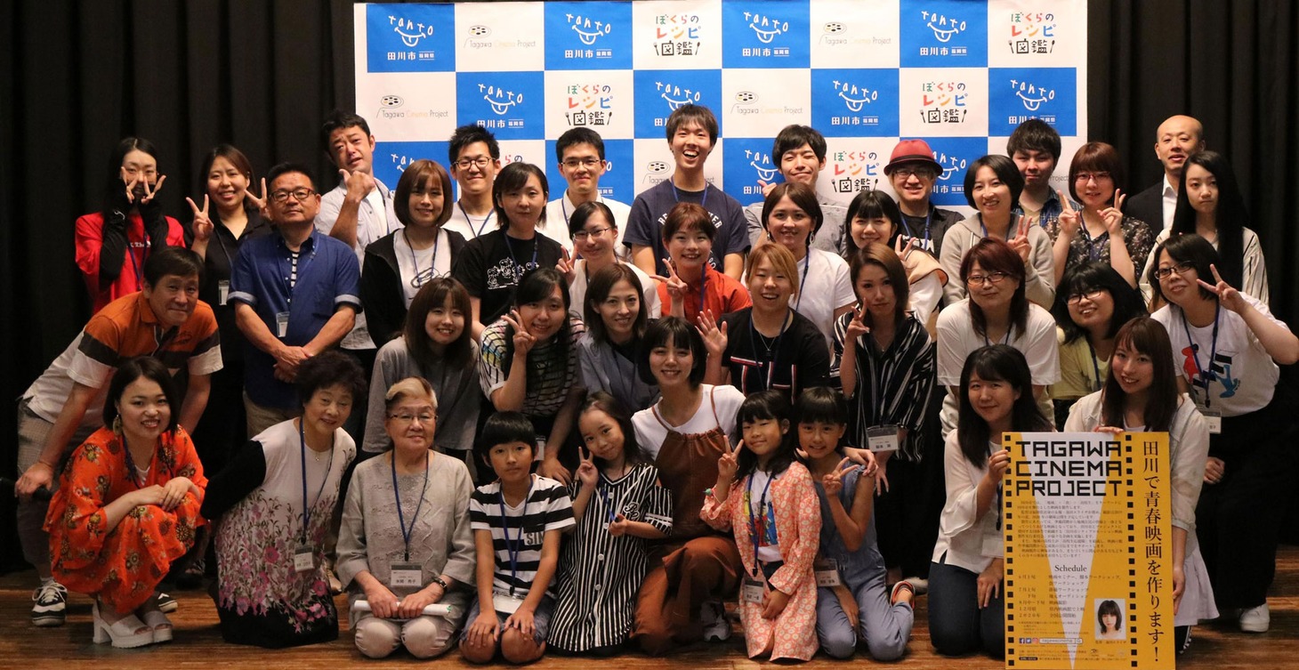 福岡県田川市の市民と演技ワークショップを楽しむ池田エライザ（中央）。
