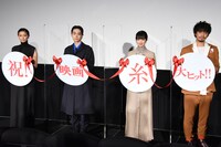 「糸」初日舞台挨拶の様子。左から榮倉奈々、菅田将暉、小松菜奈、斎藤工。