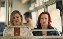 「ラストブラックマン・イン・サンフランシスコ」より、ベッカ役のソーラ・バーチ（右）。