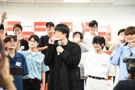 犬飼貴丈（中央）と勢いよく挙手する候補者。