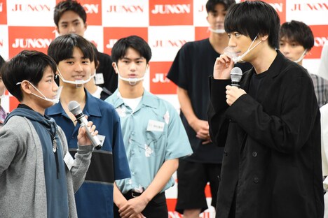 前方左から石原月斗、犬飼貴丈。