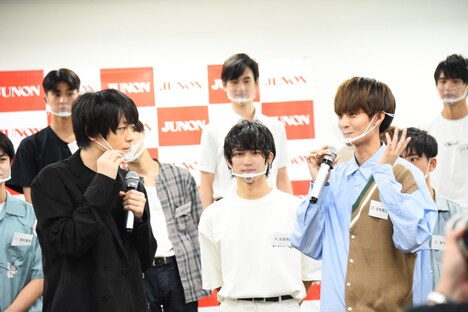 前方左から犬飼貴丈、岸本舜生。