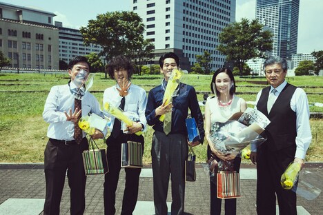 「連続ドラマW コールドケース3 ~真実の扉~」クランクアップの様子。左から光石研、滝藤賢一、永山絢斗、吉田羊、三浦友和。