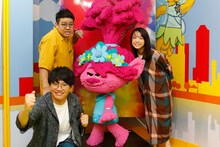 左手前から時計回りに亜生、昴生、レゴポピーのスタチュー、上白石萌音。