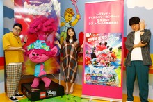 左から昴生、レゴポピーのスタチュー、上白石萌音、亜生。