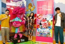 左から昴生、レゴポピーのスタチュー、上白石萌音、亜生。