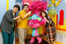 左から亜生、昴生、レゴポピーのスタチュー、上白石萌音。
