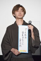 負けを予感しながら川柳を披露する永瀬廉。