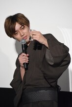 せんぶり茶入りのグラスをこわごわ見つめる永瀬廉。