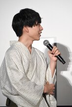 せんぶり茶に苦悶の表情を浮かべた永瀬廉を心配する坂東龍汰。