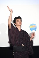 手を振る伊藤健太郎。