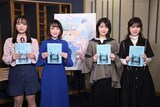 左からアニメ版キャストの鈴木毬花、潘めぐみ、実写版キャストの浜辺美波、福本莉子。