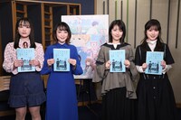 左からアニメ版キャストの鈴木毬花、潘めぐみ、実写版キャストの浜辺美波、福本莉子。