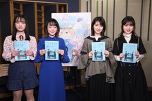 左からアニメ版キャストの鈴木毬花、潘めぐみ、実写版キャストの浜辺美波、福本莉子。