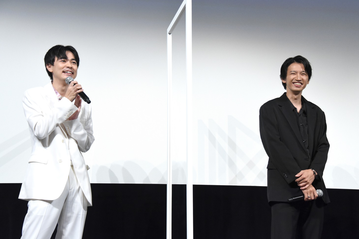 左から成田凌、大倉忠義。