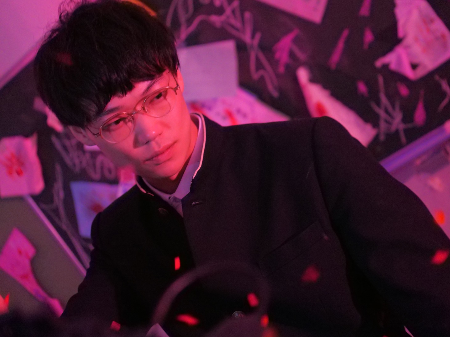 「ファンファーレが鳴り響く」