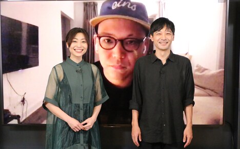 「緊急事態宣言」完成記念オンライン会見イベントの様子。手前左から内田慈、岩瀬亮。奥が真利子哲也。