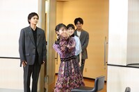 会場に入り、サプライズに驚く浜辺美波（手前）。