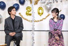 左から北村匠海、浜辺美波。