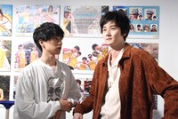 「弱虫ペダル」の現場で撮影されたオフショットを再現する坂東龍汰（左）と柳俊太郎（右）。