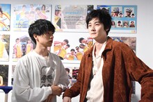 「弱虫ペダル」の現場で撮影されたオフショットを再現する坂東龍汰（左）と柳俊太郎（右）。