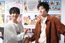 「弱虫ペダル」の現場で撮影されたオフショットを再現する坂東龍汰（左）と柳俊太郎（右）。