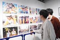 劇中写真を見る坂東龍汰（手前）と柳俊太郎（奥）。