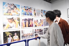 劇中写真を見る坂東龍汰（手前）と柳俊太郎（奥）。