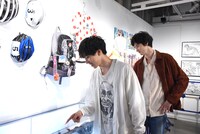 ゼッケンを見付けて喜ぶ坂東龍汰（手前）と柳俊太郎（奥）。