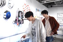 ゼッケンを見付けて喜ぶ坂東龍汰（手前）と柳俊太郎（奥）。