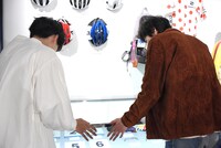 ゼッケンを見つめる坂東龍汰（左）と柳俊太郎（右）。